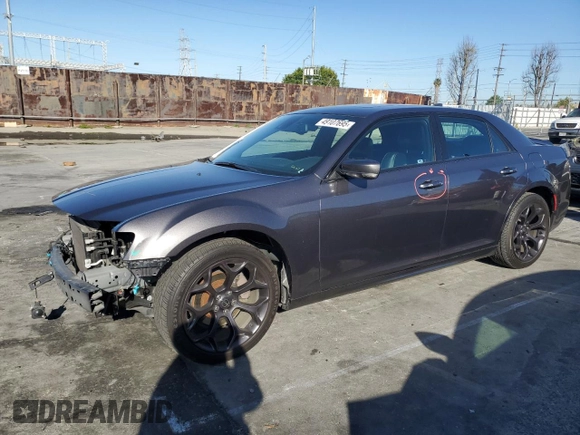 2020 Chrysler 300 S z VIN 2C3CCABG3LH158907, wystawiony jako Copart lot #49107695 z przebiegiem 70 204 mil mil oraz Szkody całkowita. Historia ofert i sprzedaży dostępna na DreamBid. Obrazek 1.