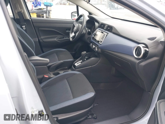2024 Nissan Versa SV z VIN 3N1CN8EV8RL883656, wystawiony jako IAAI lot #42189707 z przebiegiem 18 509 mil mil oraz . Historia ofert i sprzedaży dostępna na DreamBid. Obrazek 5.
