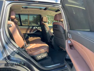 2019 BMW X7 xDrive50i z VIN 5UXCX4C58KLS36225, wystawiony jako Copart lot #53399425 z przebiegiem 111 593 mil mil oraz Czysty tytuł • Clean title. Historia ofert i sprzedaży dostępna na DreamBid. Obrazek 6.