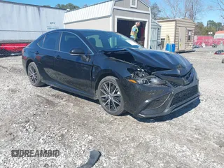 2022 Toyota Camry SE z VIN 4T1G11AK4NU040899, wystawiony jako IAAI lot #41736850 z przebiegiem 64 183 mil mil oraz . Historia ofert i sprzedaży dostępna na DreamBid. Obrazek 1.