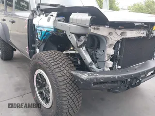2024 Ford Bronco Badlands z VIN 1FMEE9BP9RLB31294, wystawiony jako IAAI lot #42115923 z przebiegiem 1675 mil mil oraz . Historia ofert i sprzedaży dostępna na DreamBid. Obrazek 6.