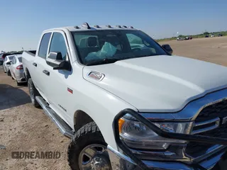 2022 Ram 2500 Tradesman z VIN 3C6UR5CJ5NG366524, wystawiony jako IAAI lot #42123416 z przebiegiem 53 076 mil mil oraz . Historia ofert i sprzedaży dostępna na DreamBid. Obrazek 1.
