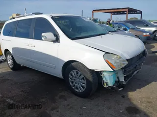 2011 Kia Sedona LX with VIN KNDMG4C74B6376150, listed as a IAAI auction lot 41820075 with 182,568 mi miles. Bid and sale history available at carsss.com. Image 1.