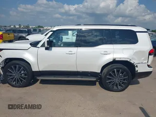 2024 Lexus GX 550 Luxury z VIN JTJVBCDX3R5013010, wystawiony jako IAAI lot #42298207 z przebiegiem 3 589 mil mil oraz . Historia ofert i sprzedaży dostępna na DreamBid. Obrazek 15.