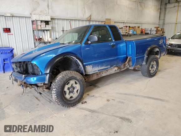 2001 Chevrolet S-10 LS with VIN 1GCCT19W418122235, listed as a Copart auction lot 50587305 with 212,072 mi miles and Non Repairable. Bid and sale history available at carsss.com. Image 1.