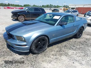 2005 Ford Mustang GT Deluxe z VIN 1ZVFT82H155200458, wystawiony jako IAAI lot #42273923 z przebiegiem 136 008 mil mil oraz . Historia ofert i sprzedaży dostępna na DreamBid. Obrazek 2.