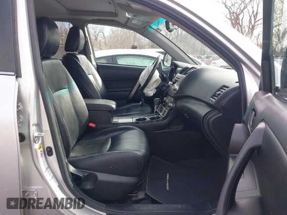 2011 Toyota Highlander z VIN 5TDBK3EH4BS044957, wystawiony jako IAAI lot #41696233 z przebiegiem 276 287 mil mil oraz . Historia ofert i sprzedaży dostępna na DreamBid. Obrazek 5.