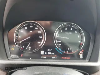 2021 BMW X1 xDrive28i z VIN WBXJG9C09M5T16797, wystawiony jako Copart lot #49322375 z przebiegiem 51 240 mil mil oraz Szkoda całkowita • Salvage title. Historia ofert i sprzedaży dostępna na DreamBid. Obrazek 9.