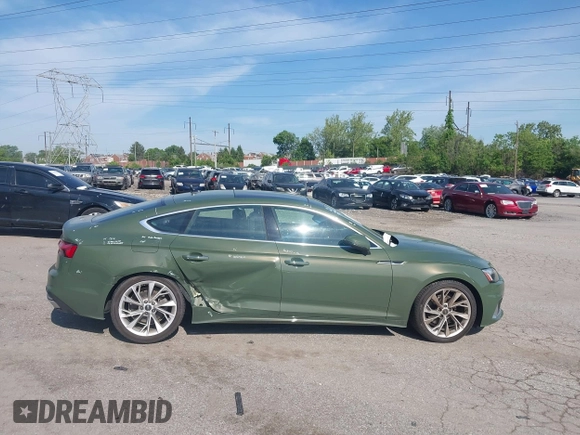 2022 Audi A5 Sportback Premium Plus z VIN WAUCBCF50NA032585, wystawiony jako IAAI lot #42234716 z przebiegiem 38 086 mil mil oraz . Historia ofert i sprzedaży dostępna na DreamBid. Obrazek 13.