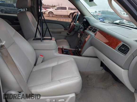 2014 Chevrolet Tahoe LTZ z VIN 1GNSCCE04ER159110, wystawiony jako IAAI lot #41615653 z przebiegiem 171 422 mil mil oraz . Historia ofert i sprzedaży dostępna na DreamBid. Obrazek 5.