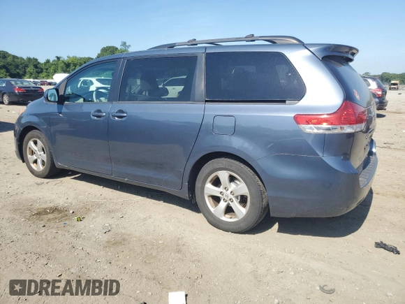 2013 Toyota Sienna LE AAS z VIN 5TDKK3DC5DS327389, wystawiony jako Copart lot #62218155 z przebiegiem 144 954 mil mil oraz Czysty tytuł • Clean title. Historia ofert i sprzedaży dostępna na DreamBid. Obrazek 2.