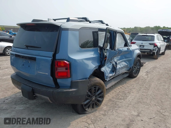 2024 Toyota Land Cruiser z VIN JTEABFAJ3RK018014, wystawiony jako IAAI lot #42404632 z przebiegiem 2 983 mil mil oraz . Historia ofert i sprzedaży dostępna na DreamBid. Obrazek 4.