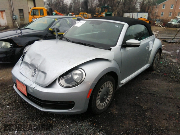 2013 Volkswagen Beetle 2.5L z VIN 3VW5P7AT4DM813232, wystawiony jako IAAI lot #39203795 z przebiegiem 81 397 mil mil oraz . Historia ofert i sprzedaży dostępna na DreamBid. Obrazek 2.