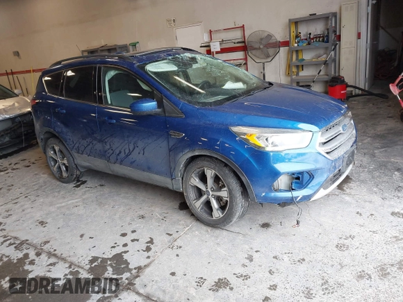 2017 Ford Escape SE z VIN 1FMCU9GD2HUB99955, wystawiony jako IAAI lot #41572200 z przebiegiem 63 023 mil mil oraz . Historia ofert i sprzedaży dostępna na DreamBid. Obrazek 1.