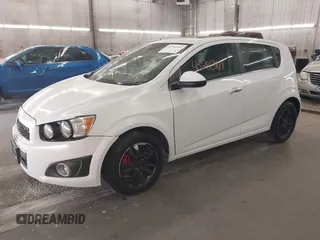 2012 Chevrolet Sonic LTZ z VIN 1G1JE6SH4C4169147, wystawiony jako IAAI lot #40283181 z przebiegiem 60 876 mil mil oraz . Historia ofert i sprzedaży dostępna na DreamBid. Obrazek 2.