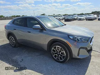 2025 BMW X2 xDrive28i z VIN WBX63GM00S5036364, wystawiony jako Copart lot #56056625 z przebiegiem 14 398 mil mil oraz Tytuł czysty. Historia ofert i sprzedaży dostępna na DreamBid. Obrazek 4.