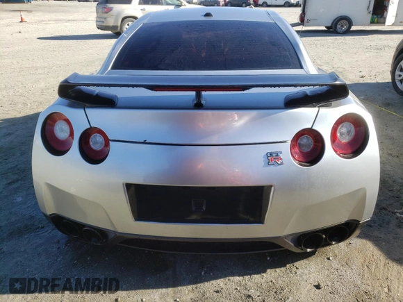 2009 Nissan GT-R Premium z VIN JN1AR54F49M252803, wystawiony jako Copart lot #83905134 z przebiegiem Nie podano mil oraz Nie do naprawy • Non repairable. Historia ofert i sprzedaży dostępna na DreamBid. Obrazek 6.