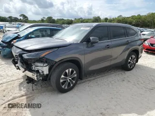 2024 Toyota Highlander LE z VIN 5TDKDRAH7RS543460, wystawiony jako Copart lot #55486945 z przebiegiem 10 485 mil mil oraz Szkoda całkowita • Salvage title. Historia ofert i sprzedaży dostępna na DreamBid. Obrazek 1.