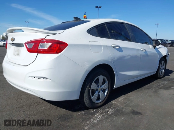 2017 Chevrolet Cruze LS z VIN 1G1BC5SMXH7181536, wystawiony jako IAAI lot #42317266 z przebiegiem 124 380 mil mil oraz . Historia ofert i sprzedaży dostępna na DreamBid. Obrazek 4.