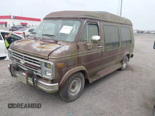 1989 Chevrolet Chevy Van z VIN 1GBEG25K5K7184695, wystawiony jako IAAI lot #42432728 z przebiegiem 945 928 mil mil oraz . Historia ofert i sprzedaży dostępna na DreamBid. Obrazek 2.