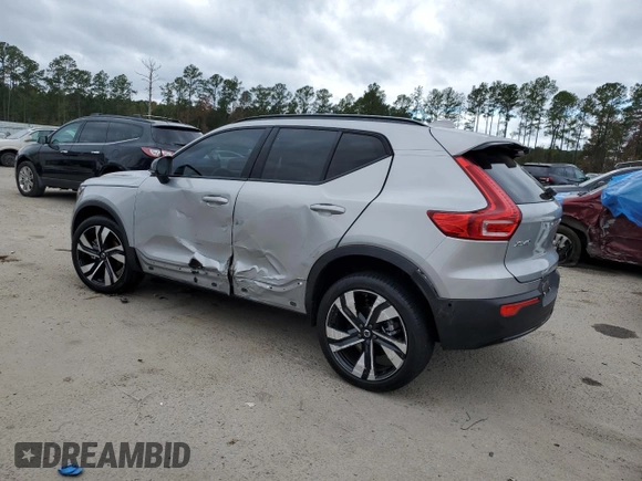 2023 Volvo XC40 Ultimate Dark Theme z VIN YV4L12UX2P2098537, wystawiony jako Copart lot #82546974 z przebiegiem 5 477 mil mil oraz Szkoda całkowita • Salvage title. Historia ofert i sprzedaży dostępna na DreamBid. Obrazek 2.