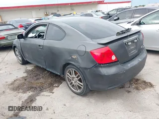 2006 Scion tC z VIN JTKDE177760091894, wystawiony jako IAAI lot #42465468 z przebiegiem 240 821 mil mil oraz . Historia ofert i sprzedaży dostępna na DreamBid. Obrazek 3.