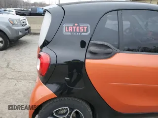 2019 Smart fortwo Pure z VIN WMEFJ9BA3KK410320, wystawiony jako Copart lot #82931664 z przebiegiem Nie podano mil oraz Szkody całkowita. Historia ofert i sprzedaży dostępna na DreamBid. Obrazek 10.