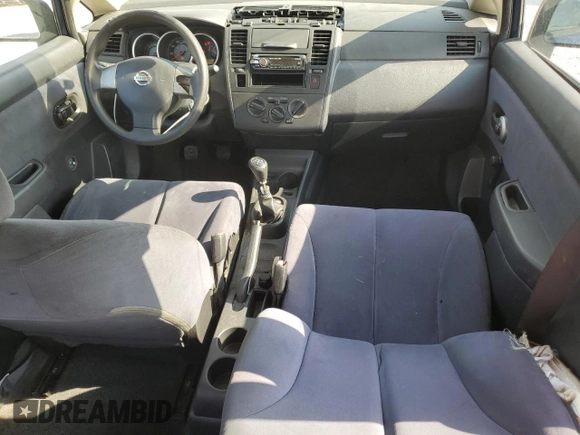 2009 Nissan Versa 1.6 z VIN 3N1CC11E49L499117, wystawiony jako Copart lot #56486285 z przebiegiem 129 114 mil mil oraz Szkoda całkowita • Salvage title. Historia ofert i sprzedaży dostępna na DreamBid. Obrazek 8.