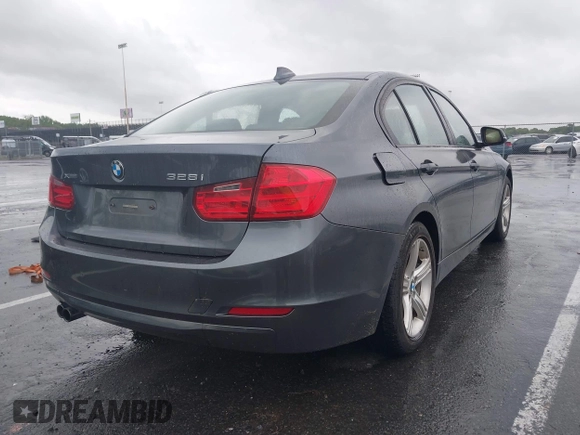 2014 BMW 3 Series 328i xDrive z VIN WBA3B5G51ENS09342, wystawiony jako IAAI lot #42270723 z przebiegiem 169 064 mil mil oraz . Historia ofert i sprzedaży dostępna na DreamBid. Obrazek 4.