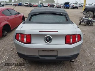 2012 Ford Mustang V6 z VIN 1ZVBP8EM4C5273218, wystawiony jako IAAI lot #42253497 z przebiegiem 175 676 mil mil oraz . Historia ofert i sprzedaży dostępna na DreamBid. Obrazek 18.