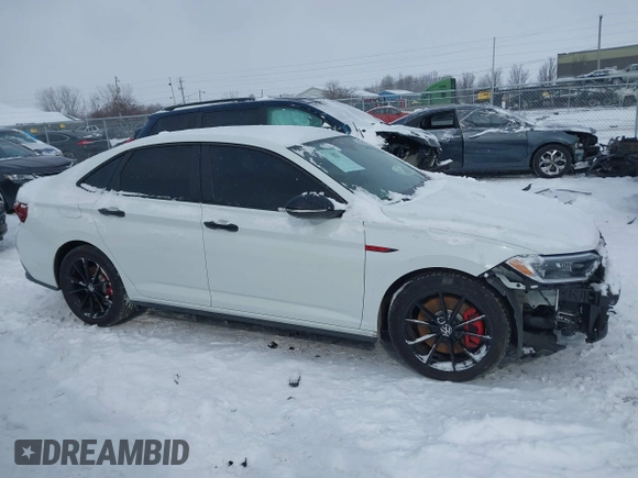2024 Volkswagen Jetta GLI 40th Anniversary Edition z VIN 3VW9T7BU8RM034928, wystawiony jako IAAI lot #41584625 z przebiegiem 8 273 mil mil oraz . Historia ofert i sprzedaży dostępna na DreamBid. Obrazek 13.