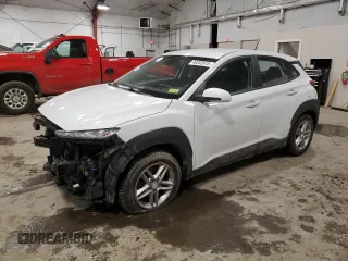 2021 Hyundai Kona SE z VIN KM8K1CAA1MU600759, wystawiony jako Copart lot #48263975 z przebiegiem 87 548 mil mil oraz Szkody całkowita. Historia ofert i sprzedaży dostępna na DreamBid. Obrazek 1.