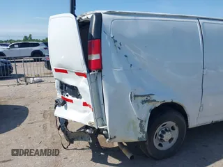 2015 Chevrolet Express Cargo z VIN 1GCWGFCFXF1184780, wystawiony jako IAAI lot #42180137 z przebiegiem 103 453 mil mil oraz . Historia ofert i sprzedaży dostępna na DreamBid. Obrazek 18.
