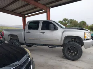 2010 Chevrolet Silverado 1500 LT with VIN 3GCRKSE30AG290298, listed as a IAAI auction lot 41657081 with 175,686 mi miles. Bid and sale history available at carsss.com. Image 13.