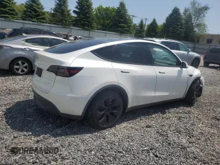 2024 Tesla Model Y Long Range z VIN 7SAYGAEE8RF211702, wystawiony jako Copart lot #58569035 z przebiegiem 8 797 mil mil oraz Szkoda całkowita • Salvage title. Historia ofert i sprzedaży dostępna na DreamBid. Obrazek 3.