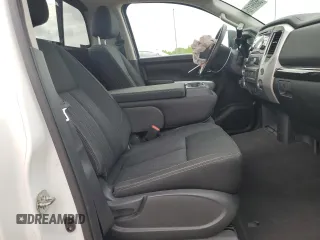 2017 Nissan Titan SV z VIN 1N6AA1RP1HN561729, wystawiony jako Copart lot #56866115 z przebiegiem 27 590 mil mil oraz Szkoda całkowita • Salvage title. Historia ofert i sprzedaży dostępna na DreamBid. Obrazek 10.