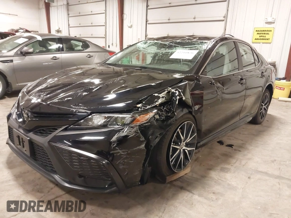 2023 Toyota Camry SE z VIN 4T1G11AK5PU077849, wystawiony jako IAAI lot #42210826 z przebiegiem 45 680 mil mil oraz . Historia ofert i sprzedaży dostępna na DreamBid. Obrazek 2.