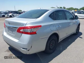 2015 Nissan Sentra SL z VIN 3N1AB7AP5FY382918, wystawiony jako IAAI lot #42319733 z przebiegiem 159 599 mil mil oraz . Historia ofert i sprzedaży dostępna na DreamBid. Obrazek 4.