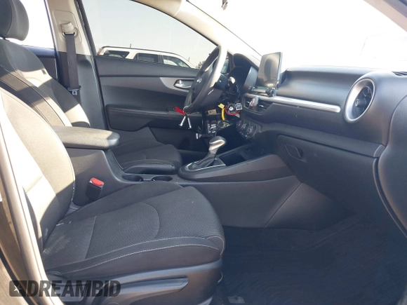 2021 Kia Forte LXS z VIN 3KPF24ADXME271884, wystawiony jako IAAI lot #41453893 z przebiegiem 93 462 mil mil oraz . Historia ofert i sprzedaży dostępna na DreamBid. Obrazek 5.