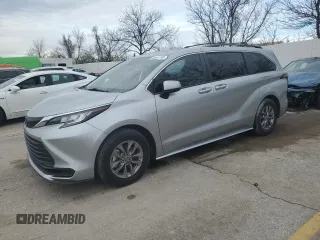 2021 Toyota Sienna LE z VIN 5TDBRKEC2MS031556, wystawiony jako Copart lot #42641195 z przebiegiem 55 211 mil mil oraz Szkoda całkowita • Salvage title. Historia ofert i sprzedaży dostępna na DreamBid. Obrazek 1.