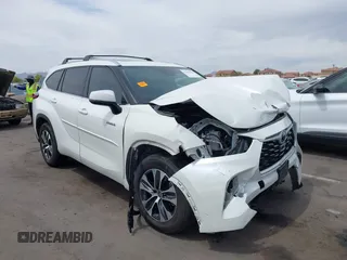 2021 Toyota Highlander Hybrid XLE z VIN 5TDHARAH4MS006945, wystawiony jako IAAI lot #42381038 z przebiegiem 68 276 mil mil oraz . Historia ofert i sprzedaży dostępna na DreamBid. Obrazek 1.