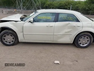 2005 Chrysler 300 Touring z VIN 2C3AA53G95H547489, wystawiony jako IAAI lot #42247825 z przebiegiem 189 694 mil mil oraz . Historia ofert i sprzedaży dostępna na DreamBid. Obrazek 14.