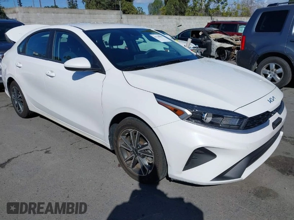 2023 Kia Forte LXS z VIN 3KPF24AD3PE599829, wystawiony jako IAAI lot #41740903 z przebiegiem 20 548 mil mil oraz . Historia ofert i sprzedaży dostępna na DreamBid. Obrazek 1.
