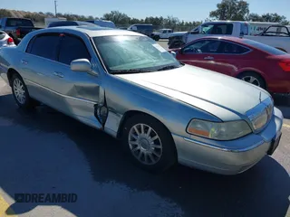 2007 Lincoln Town Car Signature z VIN 1LNHM81V27Y631386, wystawiony jako IAAI lot #41729623 z przebiegiem 148 388 mil mil oraz . Historia ofert i sprzedaży dostępna na DreamBid. Obrazek 1.