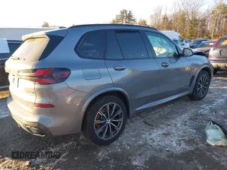 2024 BMW X5 xDrive40i z VIN 5UX23EU06R9T45953, wystawiony jako IAAI lot #41338362 z przebiegiem 33 943 mil mil oraz . Historia ofert i sprzedaży dostępna na DreamBid. Obrazek 4.