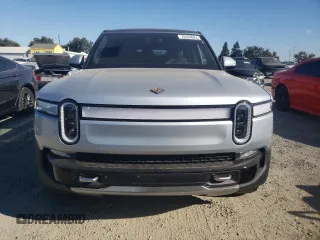 2024 Rivian R1S Adventure z VIN 7PDSGBBA5RN044560, wystawiony jako Copart lot #70594924 z przebiegiem 2449 mil mil oraz Szkody całkowita. Historia ofert i sprzedaży dostępna na DreamBid. Obrazek 5.