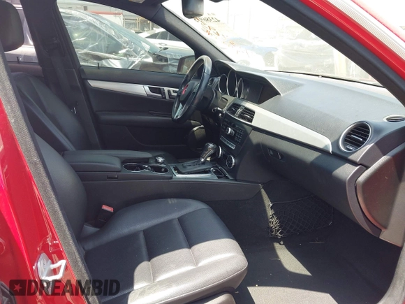 2013 Mercedes-Benz C 250 Sport z VIN WDDGF4HB9DR244988, wystawiony jako IAAI lot #42386935 z przebiegiem 95 380 mil mil oraz . Historia ofert i sprzedaży dostępna na DreamBid. Obrazek 5.