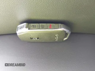 2023 Kia Sorento EX z VIN 5XYRH4LF9PG229689, wystawiony jako IAAI lot #41893442 z przebiegiem 17 906 mil mil oraz . Historia ofert i sprzedaży dostępna na DreamBid. Obrazek 11.