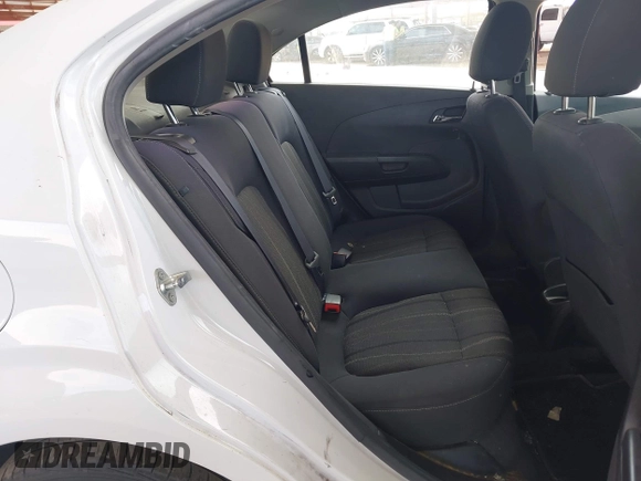 2014 Chevrolet Sonic LT z VIN 1G1JC5SH0E4200669, wystawiony jako IAAI lot #42368021 z przebiegiem 139 845 mil mil oraz . Historia ofert i sprzedaży dostępna na DreamBid. Obrazek 8.