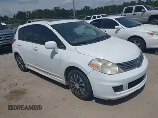 2007 Nissan Versa SL z VIN 3N1BC13E17L422145, wystawiony jako IAAI lot #42048022 z przebiegiem 225 047 mil mil oraz . Historia ofert i sprzedaży dostępna na DreamBid. Obrazek 1.